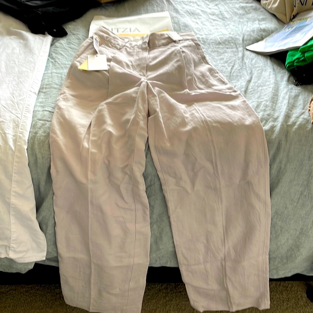 Aritzia Effortless Pants—Wilfred. Size 2. Never worn, color says grey.